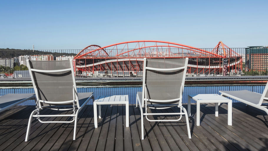 Lisbon Burger Lunch & Rooftop Pool Day Pass thumbnail 2