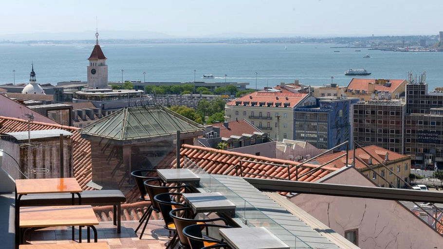 Rooftop Brunch Lisbon – Bottomless Mimosas & Beer thumbnail 4